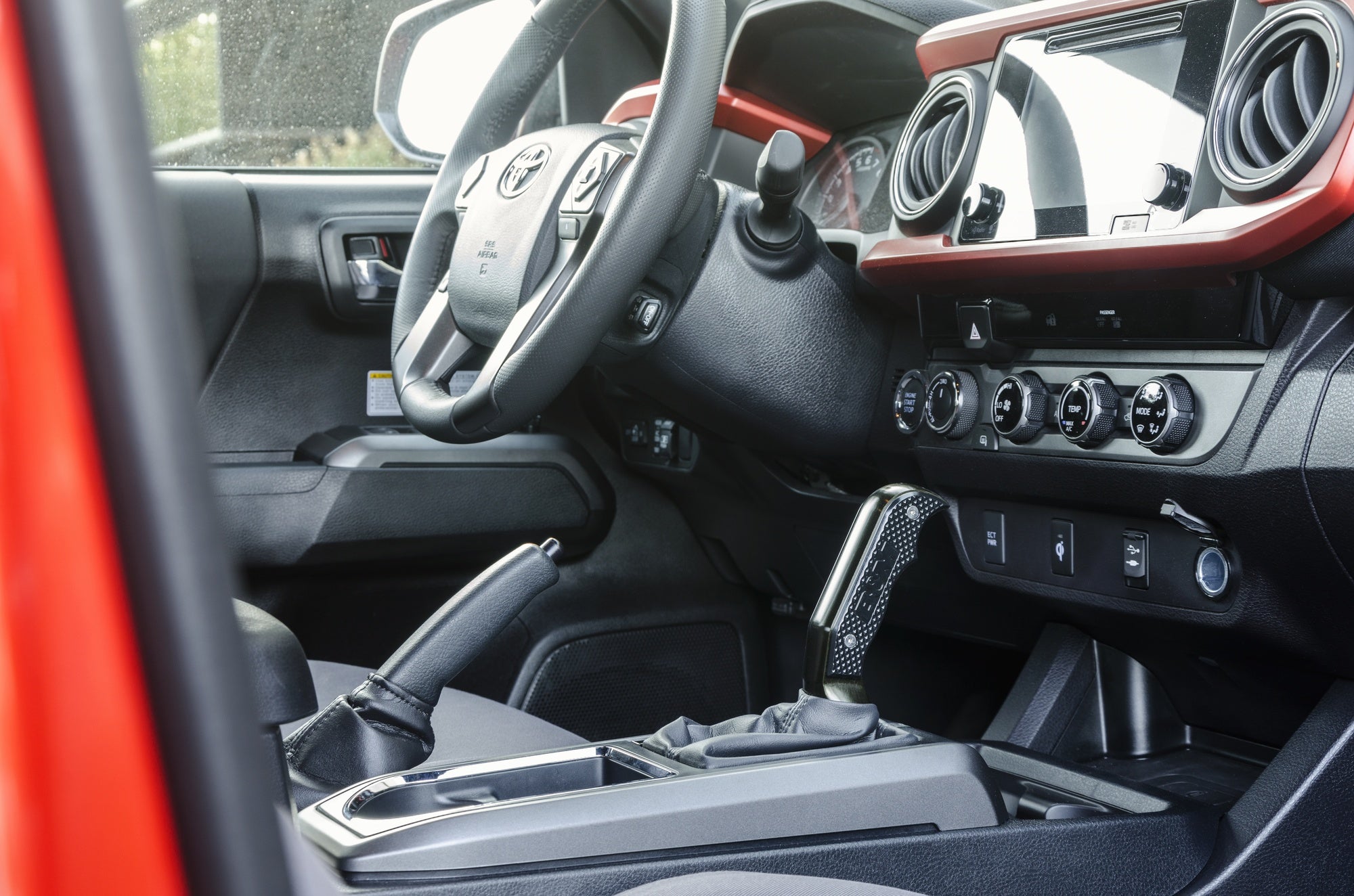 B&M Magnum Grip Auto Shift Handle - Photo - Close Up Bottom