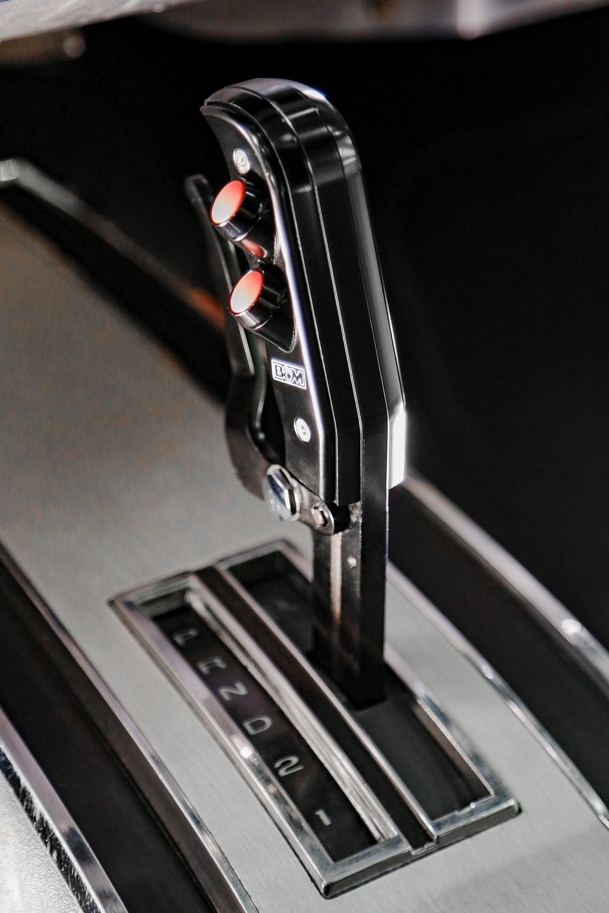 B&M AUTOMATIC SHIFTER - MAGNUM GRIP PRO STICK CONSOLE - Photo - Close Up User 2