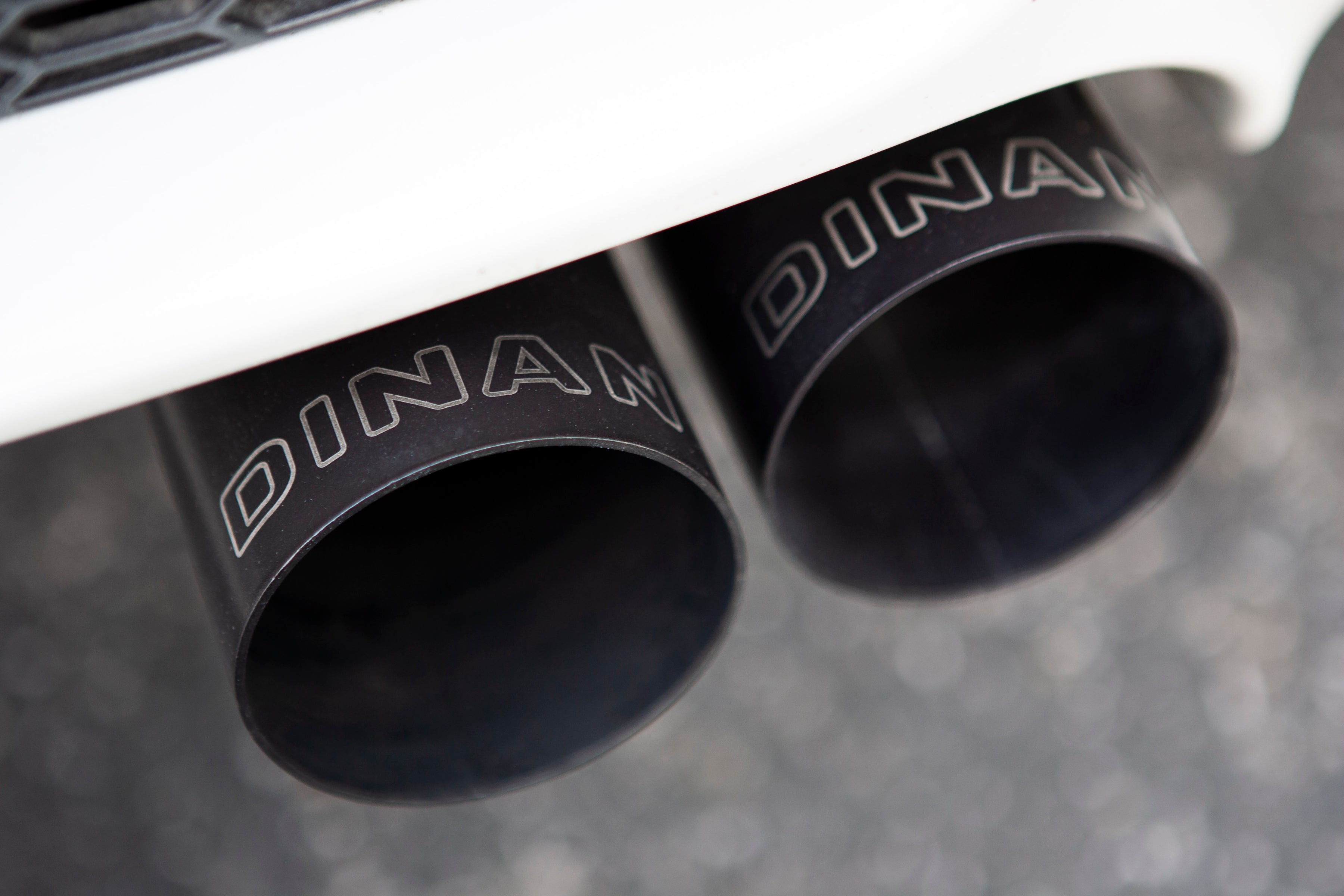 Dinan Free Flow Axle-Back Exhaust - 2008-2013 BMW M3 - Photo - Mounted Left