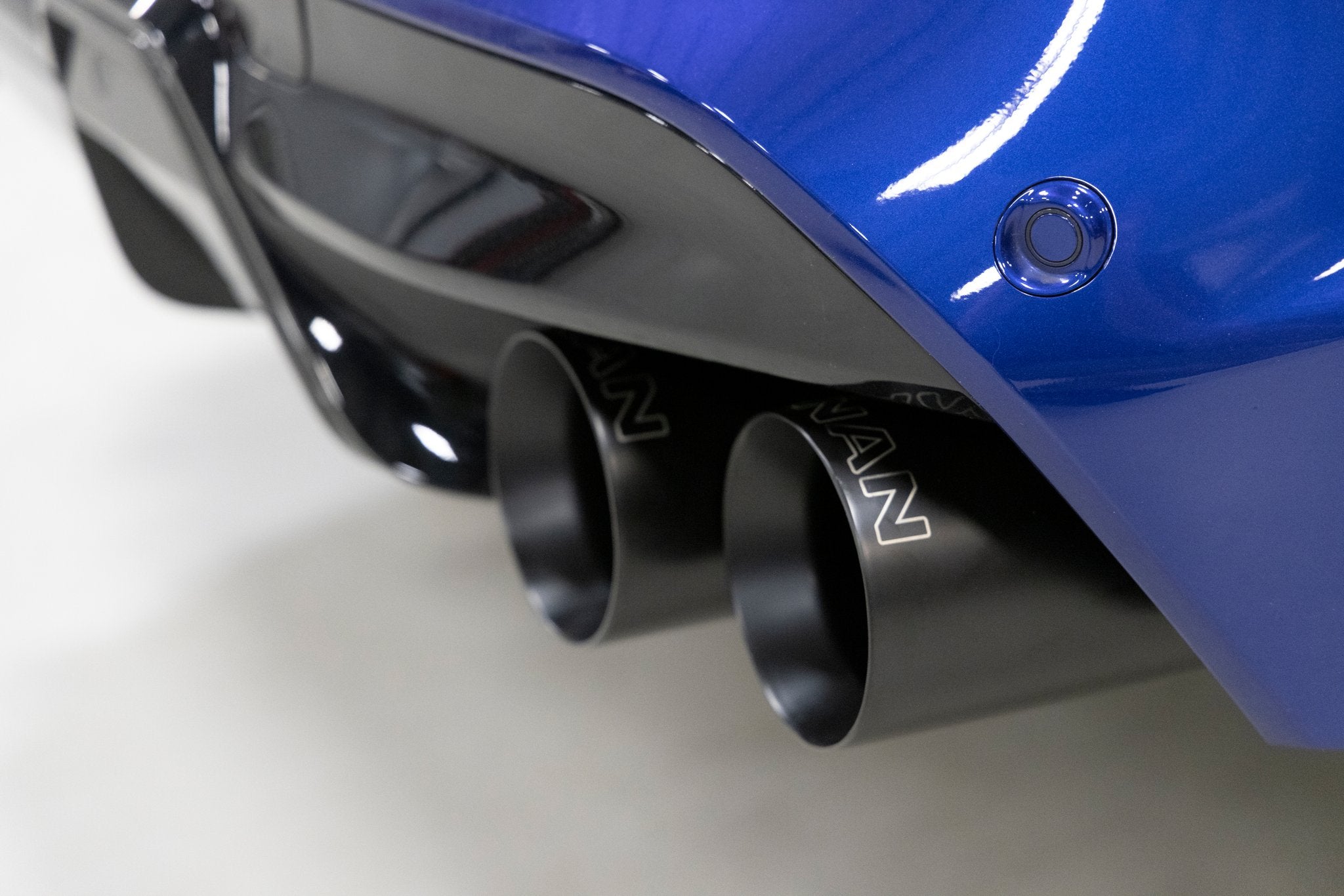 Dinan Valved Axle-Back Exhaust - 2020-2026 BMW X5M/X6M - Photo - out of package User 1