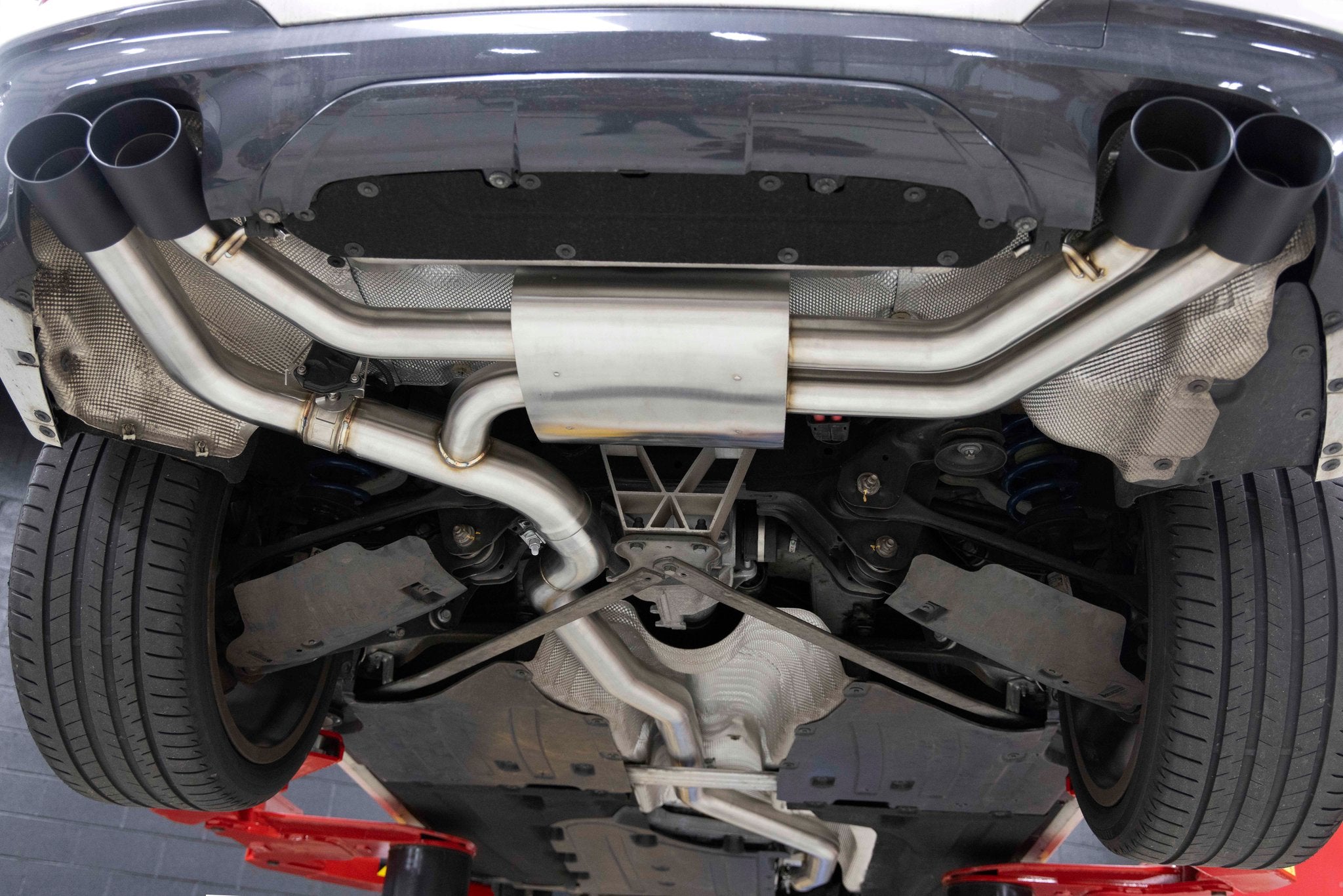 Dinan Valved Cat-Back Exhaust - BMW X3 M40i / X4 M40i - Photo - out of package Bottom