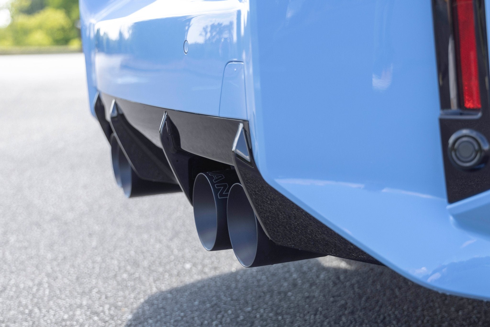 Dinan Valved Axle-Back Exhaust - 2023-2026 BMW M2 - Photo - out of package User 1
