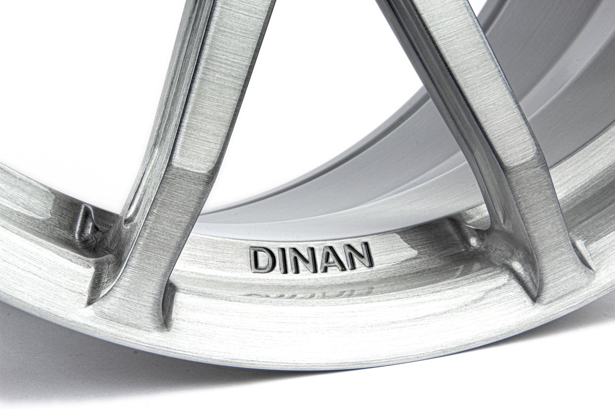 Dinan DC3 Performance Wheel Set - 2018-2025 BMW M5 / X3M / X4M - Photo - out of package Side