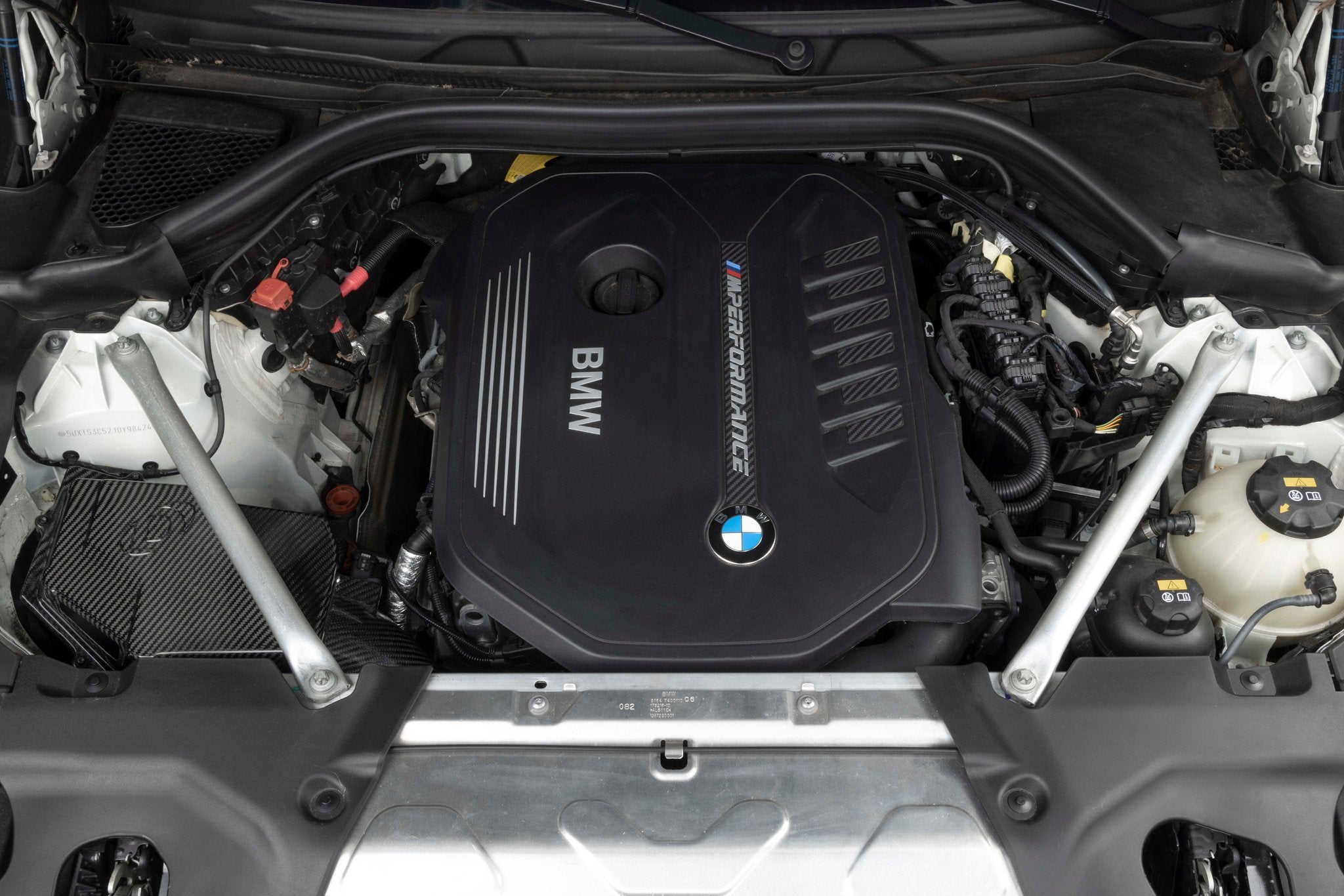Dinan Cold Air Intake - 2016-2026 BMW 540i/740i/840i/X5 40i/X6 40i/X7 40i - Photo - out of package Front