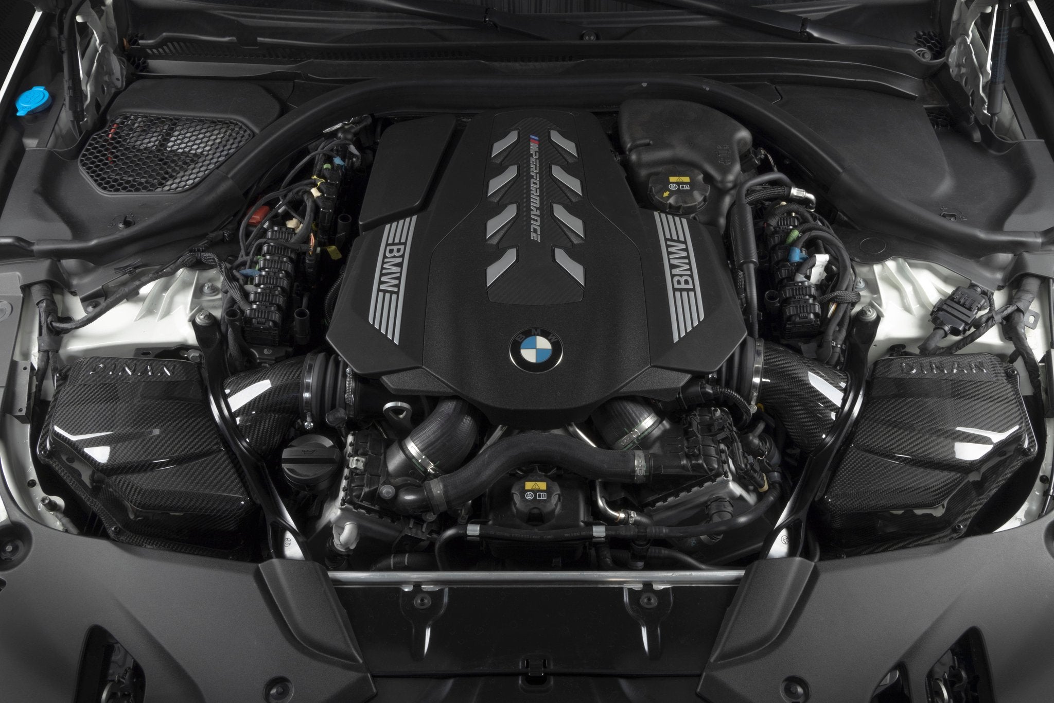 Dinan Cold Air Intake - 2020-2023 BMW M550i & 2019-2026 BMW M850i - Photo - out of package User 2