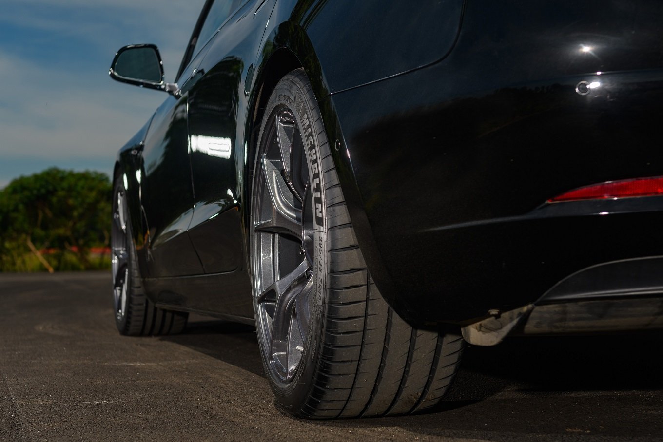 Dinan Hyper Kinetic™ HB003 Wheel 19x8.5 in. +30mm Offset - Anthracite - Photo - out of package User 2