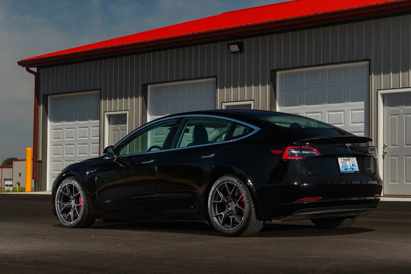 Dinan Hyper Kinetic™ HB003 Wheel 19x8.5 in. +30mm Offset - Anthracite - Photo - out of package Angle