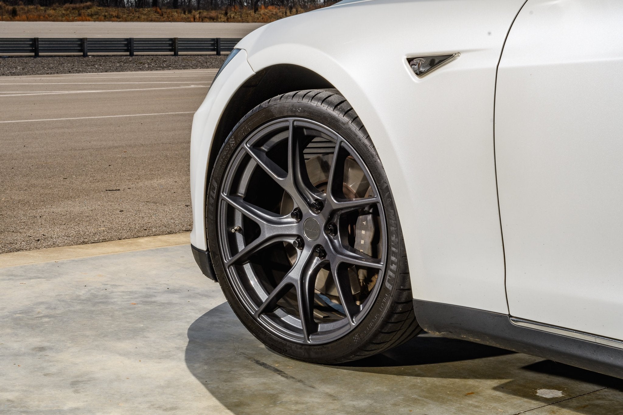 Dinan Hyper Kinetic™ HB003 Wheel 20"x8.5" +30mm Offset - Anthracite - Photo - out of package User 1
