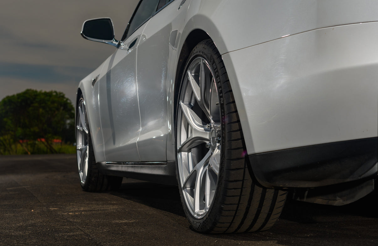 Dinan Hyper Kinetic™ HB003 Wheel 21"x8.5" +20mm Offset - Silver - Photo - out of package User 1