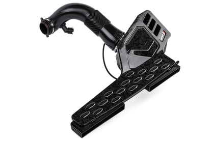 APR INDSUGNINGSDÆKSLET (CF SMEDET) - EA888.4 - APR Indsugningssystemdæksel - 2.0T EA888.4 (MQB EVO) - Smedet kulfiber