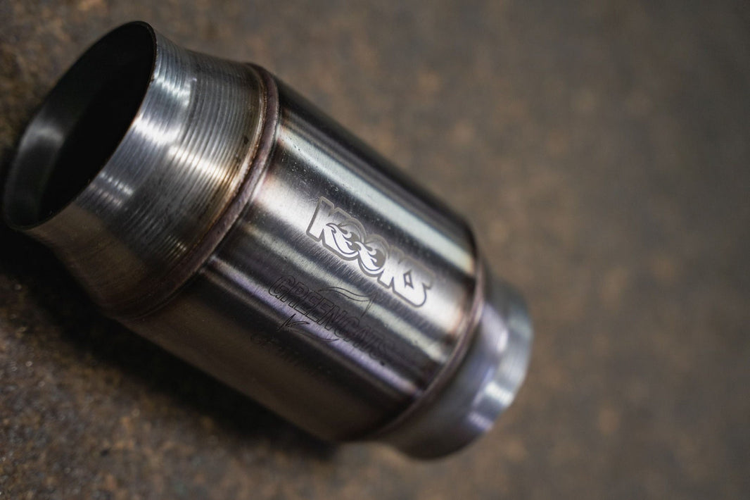 Tube en X catalysé vert 3" x 2-1/2" (OEM) - Tube en X catalysé vert 3" en acier inoxydable. Chevrolet SS 2014-2017. Se connecte aux silencieux d'origine.